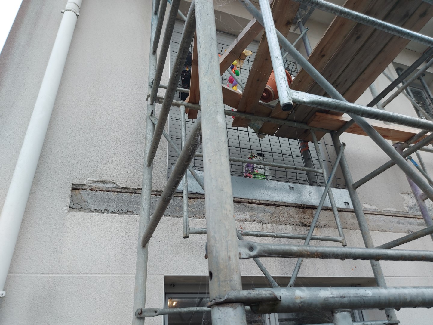 Chute d'un balcon préfabriqué à cause d'une surface de reprise peu adhérente, et, défaut d'appui du préfa sur la façade. 